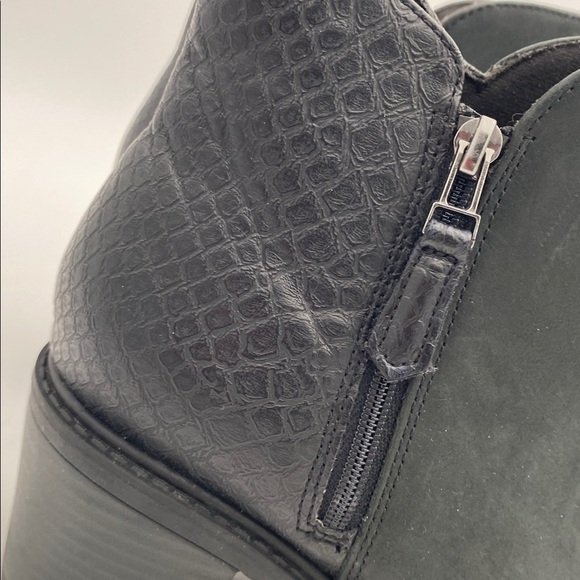 Clarks Black Textured Ankle Boots women 9.5 leather biker casual office Y2K fall - Picture 3 of 13